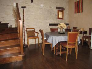 ein Esszimmer mit einem Tisch und Stühlen in der Unterkunft Les moinillons - Piscine à 28 degrés en service toute l'année in Ancy-le-Franc