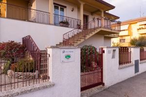 un edificio con una puerta y escaleras. en Al Casale B&B, en Casalserugo