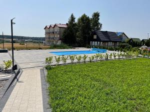 Bazén v ubytovaní Domki Letniskowe Błękit alebo v jeho blízkosti