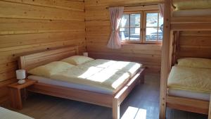 Łóżko lub łóżka w pokoju w obiekcie Apartmány Plešivec