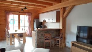 Telewizja i/lub zestaw kina domowego w obiekcie Apartmány Plešivec