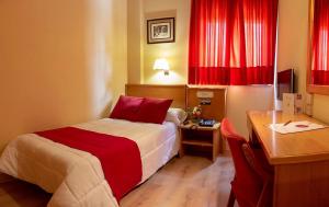 Postel nebo postele na pokoji v ubytování Hotel Helmántico