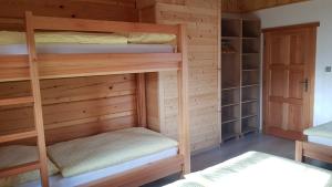 Łóżko lub łóżka w pokoju w obiekcie Apartmány Plešivec