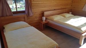 Łóżko lub łóżka w pokoju w obiekcie Apartmány Plešivec