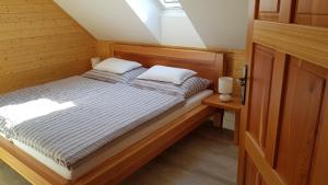 Łóżko lub łóżka w pokoju w obiekcie Apartmány Plešivec