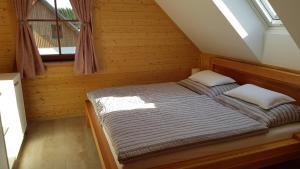 Łóżko lub łóżka w pokoju w obiekcie Apartmány Plešivec