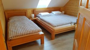 Łóżko lub łóżka w pokoju w obiekcie Apartmány Plešivec