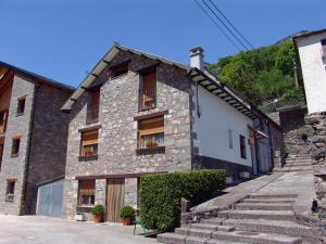 un edificio de piedra con escaleras delante en Apartamentos Casa Borja, en Salinas de Bielsa