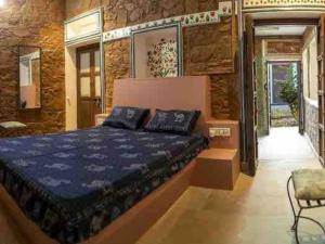 Ένα ή περισσότερα κρεβάτια σε δωμάτιο στο Prabhu Niwas Jaipur 45 km on Delhi Road