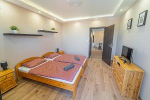 Rúm í herbergi á Idevár-Lak Apartman