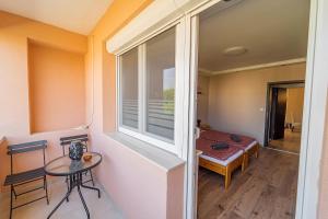 A bed or beds in a room at Idevár-Lak Apartman
