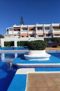 The swimming pool at or close to Oasis Marina Apartament
