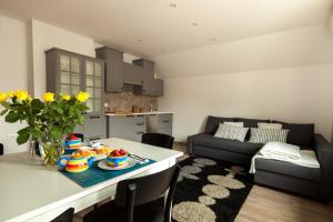 uma sala de estar com uma mesa com um prato de comida em Apartment Klin em Bled