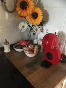 Príslušenstvo na prípravu kávy alebo čaju v ubytovaní Apto con patio y barbacoa BBQ Los picadores