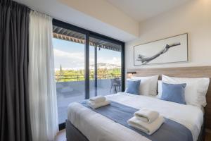 A bed or beds in a room at Hestia - Alexandras 38