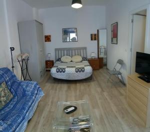 Zimmer mit einem Bett und einem Glastisch in der Unterkunft Estudio 54 Centro in Alicante