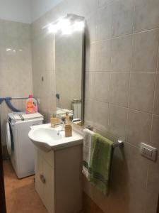 łazienka z umywalką i dużym lustrem w obiekcie La Casa al Bacio w mieście Perugia +28 zdjęć