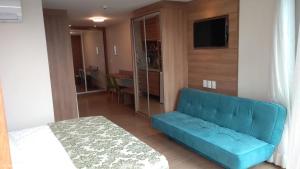 ペドラ・アズールにあるFlat Vista Azul Hotelのベッドルーム1室の青いソファ