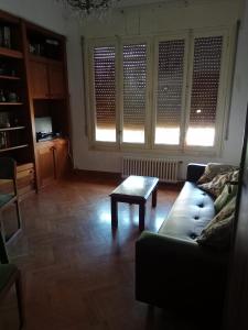 ein Wohnzimmer mit einem Sofa und einem Couchtisch in der Unterkunft Gran piso muy céntrico, tipo Velvet in Tremp
