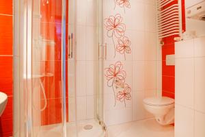 łazienka z prysznicem i toaletą w obiekcie Apartamenty Pod Izbicą w mieście Karpacz +21 zdjęć