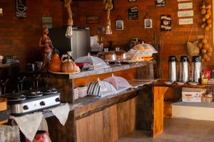 a kitchen with a counter with a stove and a counter top at Haka Maori Jericoacoara in Jericoacoara