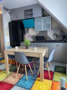 Kuchyň nebo kuchyňský kout v ubytování Apartament Szafran