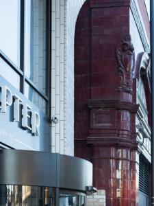 un edificio con una estatua de una cara en él en Chic Studios at Chapter Highbury II in London en Londres