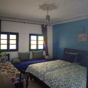 - une chambre avec deux lits et un canapé dans l'établissement 105 Kasbah de Boujloud Fes Morocco., à Fès
