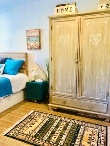 1 dormitorio con 1 cama y un gran armario de madera en Cozy apartment, en Ampuero