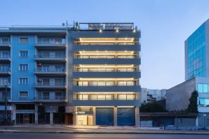 um edifício de apartamentos com as suas luzes acesas em Hestia - Alexandras 38 em Atenas