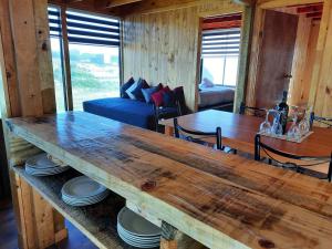 salon z dużym drewnianym stołem w kabinie w obiekcie Palmar Matanzas w mieście Boca Pupuya
