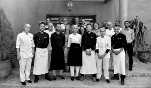 una foto en blanco y negro de un grupo de personas en chefs en Les Jardins De Zyriab, en Aït Hamid 43 fotos más