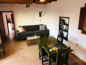 uma sala de estar com uma mesa verde e um sofá em Vivienda Vacacional Tinganar 1501 em Jerez de la Frontera