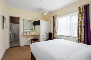 Letto o letti in una camera di Gougane Barra Hotel