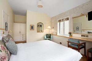 Letto o letti in una camera di Gougane Barra Hotel