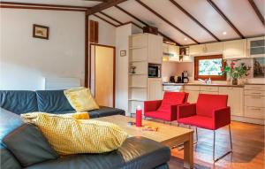 - un salon avec un canapé et deux fauteuils rouges dans l'établissement Beautiful Home In Sint-annaland With Sauna, à Sint-Annaland