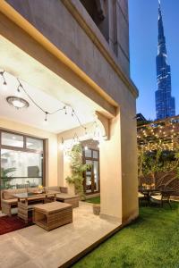 d'une terrasse avec une table et des chaises. dans l'établissement Durrani Homes - Arabian luxury at Souk Al Bahar besides Burj Khalifa & Dubai Mall, à Dubaï
