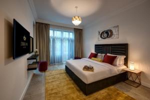- une chambre avec un grand lit et une grande fenêtre dans l'établissement Durrani Homes - Arabian luxury at Souk Al Bahar besides Burj Khalifa & Dubai Mall, à Dubaï
