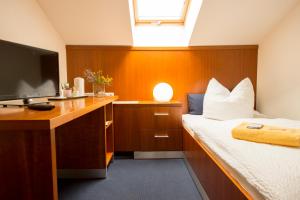 Un pat sau paturi într-o cameră la Pension Freiraum Guesthouse Berlin