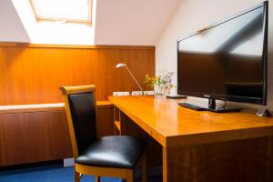 a wooden desk with a television on it at Pension Freiraum Guesthouse Berlin in Berlin