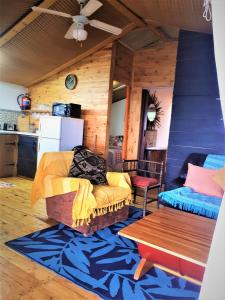 uma sala de estar com um sofá e uma mesa em Blue Space Beach Shack em Hibberdene