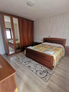 1 dormitorio con cama y espejo en Casa Viola, en SantʼAntonio Tortal