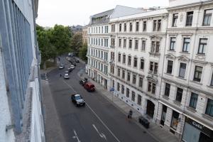 uma vista para uma rua da cidade com carros e edifícios em FULL HOUSE Studios - Southern Prime Apartment em Leipzig