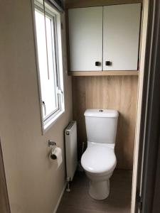 Un baño de Tern 32 Dog Friendly Holiday Caravan