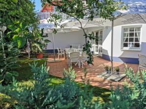 d'une terrasse avec une table et des chaises dans le jardin. dans l'établissement Hotel Maria, à Greifswald