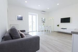 Μια τηλεόραση ή/και κέντρο ψυχαγωγίας στο FOUR WHITE APARTMENTS