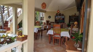 comedor con mesa y sillas en Ecolodge Vistamar en Los Patos