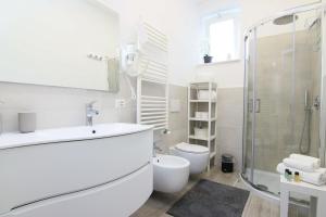 Ένα μπάνιο στο FOUR WHITE APARTMENTS +101 φωτογραφίες