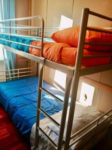 Bunk bed o mga bunk bed sa kuwarto sa RESIDENCE ALTAIR Via Roma 13