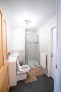 uma casa de banho com um chuveiro, um WC e um lavatório. em Longley Farm View -spacious 3 Bed Property em Sheffield